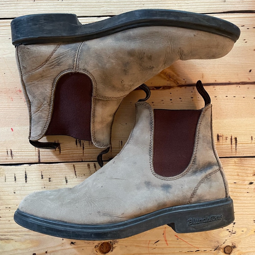 Blundstone Chelsea Style in Stone Gray.